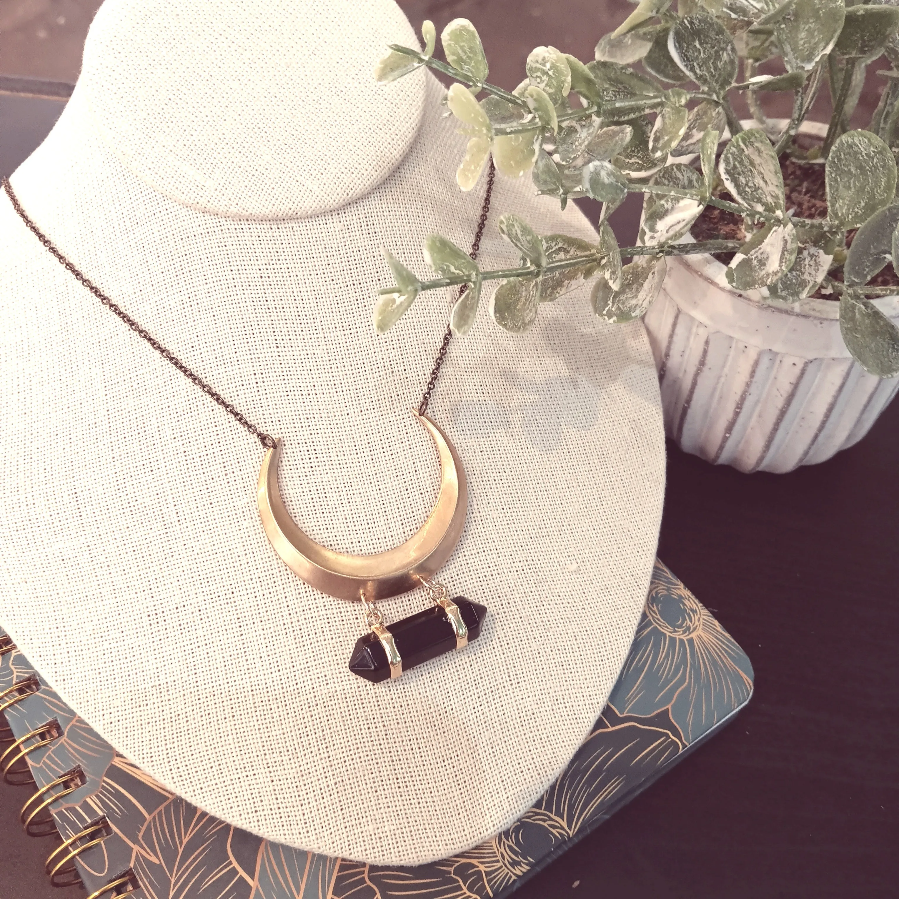 Crescent Necklace | Onyx