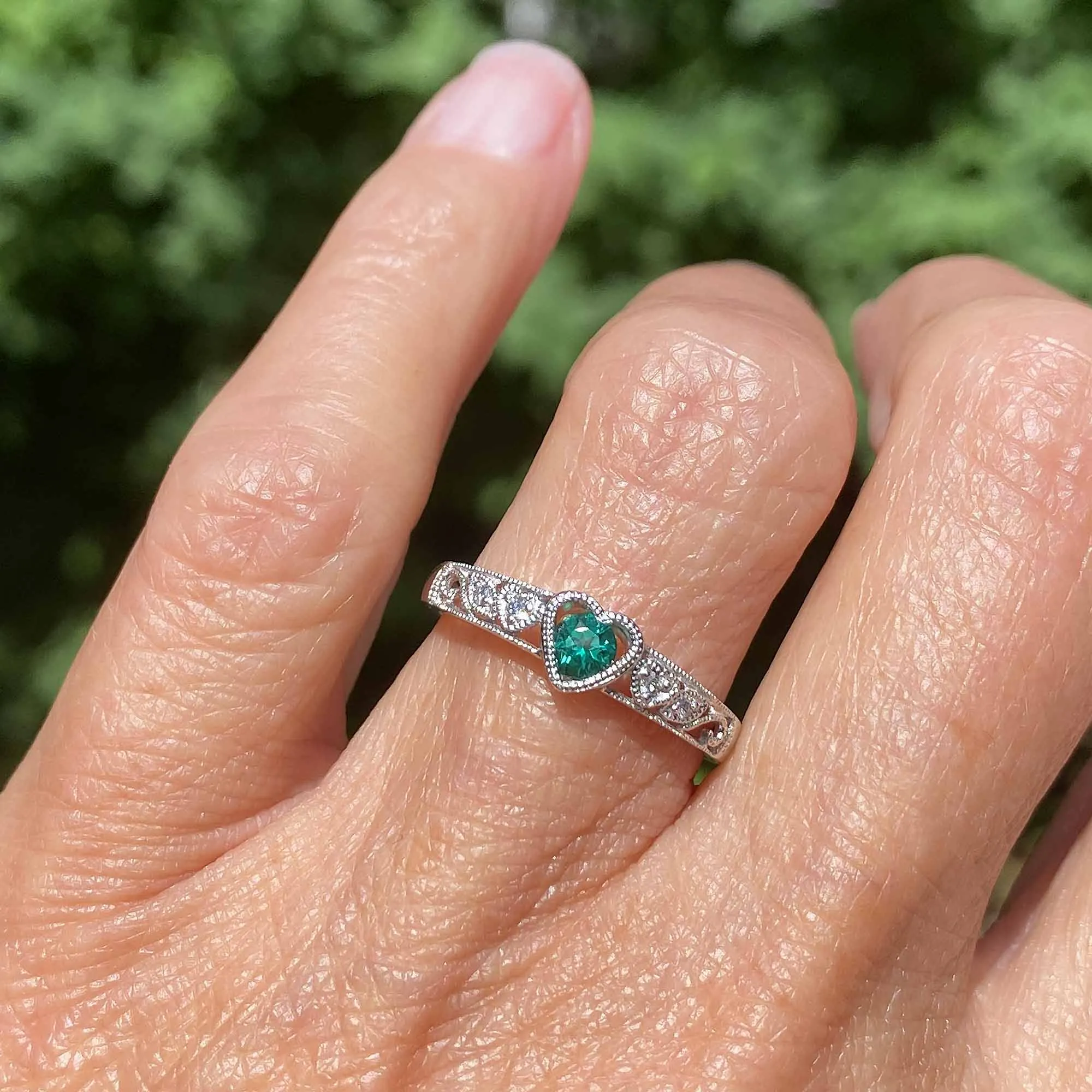 Vintage White Gold Diamond Emerald Heart Ring Band